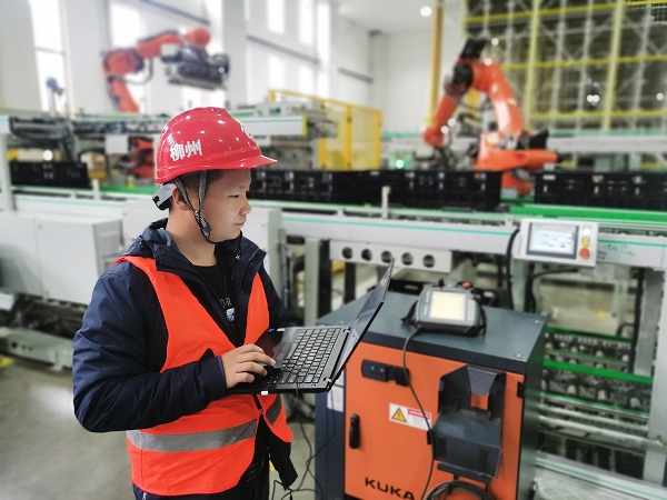 3. 廣西柳州，專用電路事業(yè)部金富強(qiáng)正在電芯成品緩存輸送系統(tǒng)項(xiàng)目中進(jìn)行設(shè)備調(diào)試.jpg
